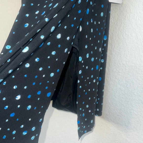 Chic Black and Blue One-Piece Swimsuit with V-Neckline - Picture 3 of 8